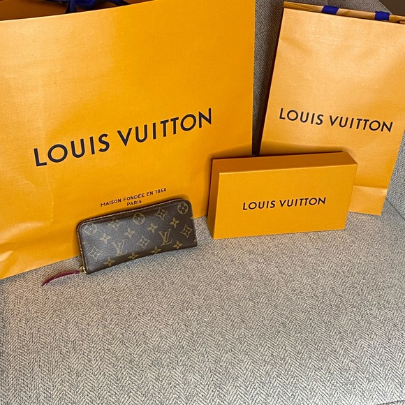 Authentic Louis Vuitton Wallet; Like New - Picture 12 of 16